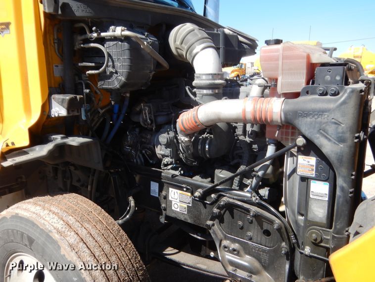 image for item ET9185 2016 Peterbilt 579  semi truck