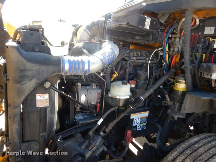 image for item ET9185 2016 Peterbilt 579  semi truck