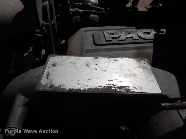 image for item ET9185 2016 Peterbilt 579  semi truck