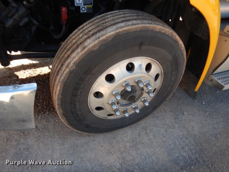 image for item ET9185 2016 Peterbilt 579  semi truck