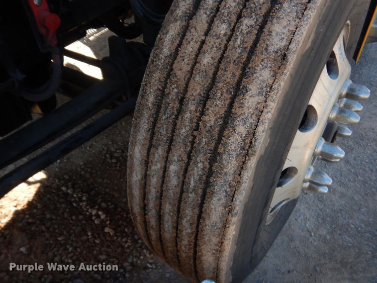 image for item ET9185 2016 Peterbilt 579  semi truck