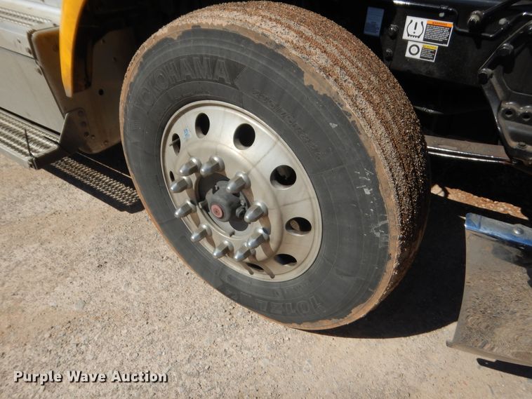 image for item ET9185 2016 Peterbilt 579  semi truck