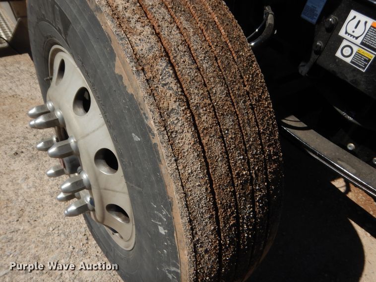 image for item ET9185 2016 Peterbilt 579  semi truck