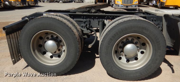 image for item ET9185 2016 Peterbilt 579  semi truck