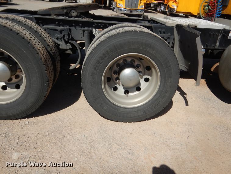 image for item ET9185 2016 Peterbilt 579  semi truck