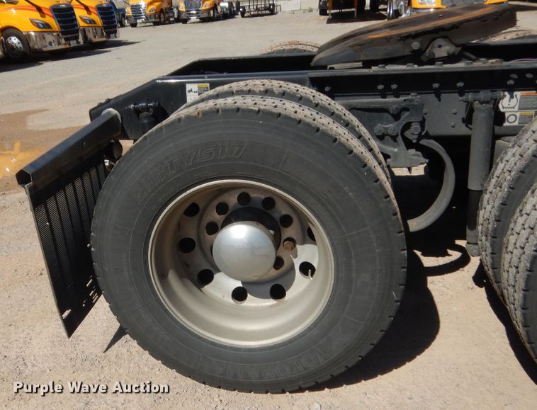 image for item ET9185 2016 Peterbilt 579  semi truck