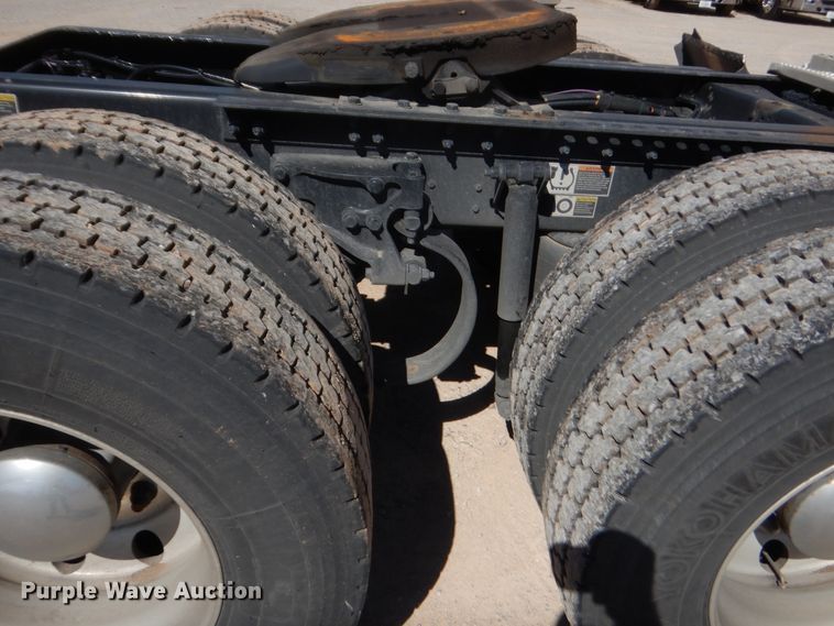 image for item ET9185 2016 Peterbilt 579  semi truck