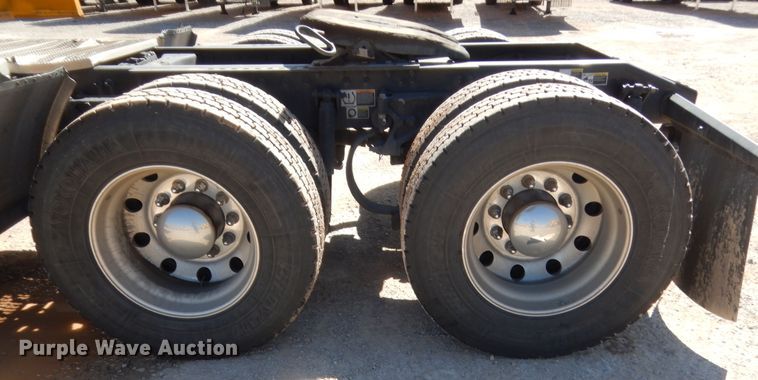 image for item ET9185 2016 Peterbilt 579  semi truck