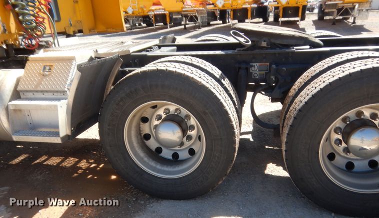 image for item ET9185 2016 Peterbilt 579  semi truck