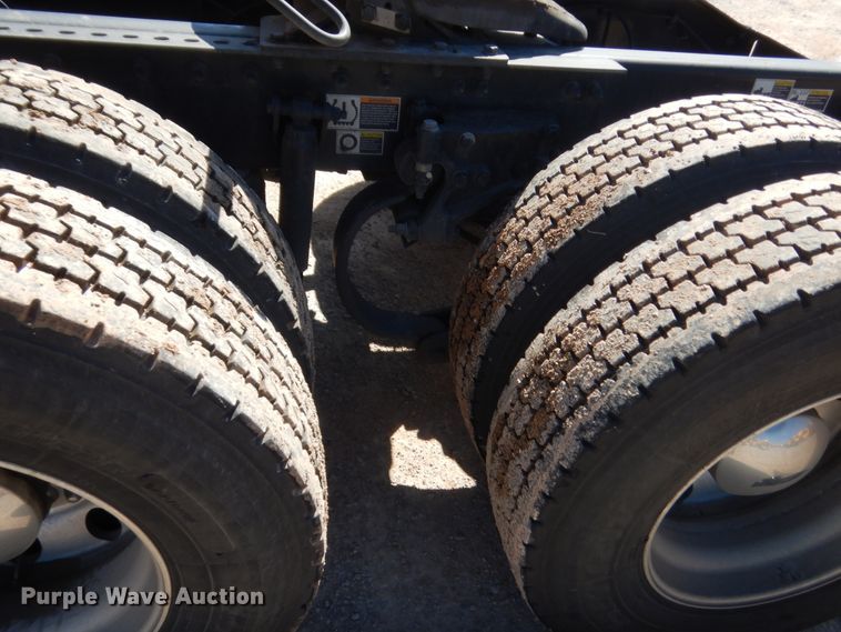 image for item ET9185 2016 Peterbilt 579  semi truck