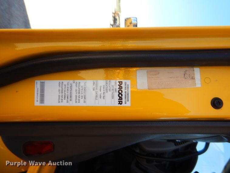 image for item ET9185 2016 Peterbilt 579  semi truck