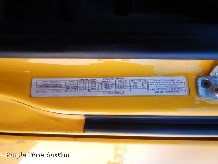 image for item ET9185 2016 Peterbilt 579  semi truck