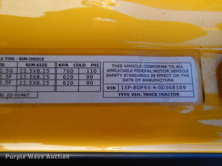 image for item ET9185 2016 Peterbilt 579  semi truck