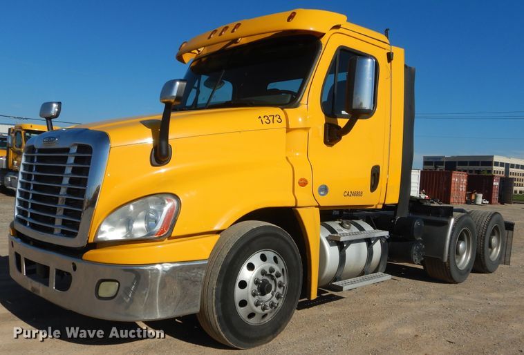 image for item ET9186 2016 Freightliner Cascadia 125  semi truck