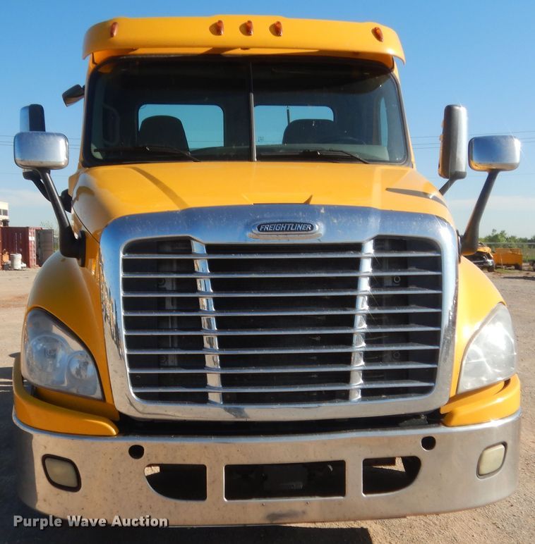 image for item ET9186 2016 Freightliner Cascadia 125  semi truck