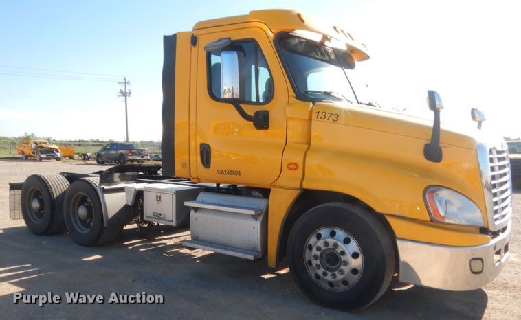 image for item ET9186 2016 Freightliner Cascadia 125  semi truck