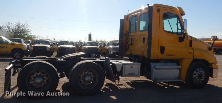 image for item ET9186 2016 Freightliner Cascadia 125  semi truck