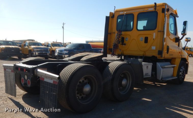 image for item ET9186 2016 Freightliner Cascadia 125  semi truck