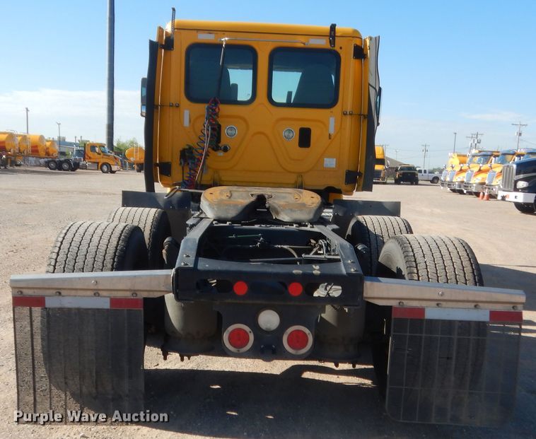 image for item ET9186 2016 Freightliner Cascadia 125  semi truck