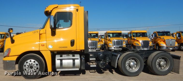 image for item ET9186 2016 Freightliner Cascadia 125  semi truck