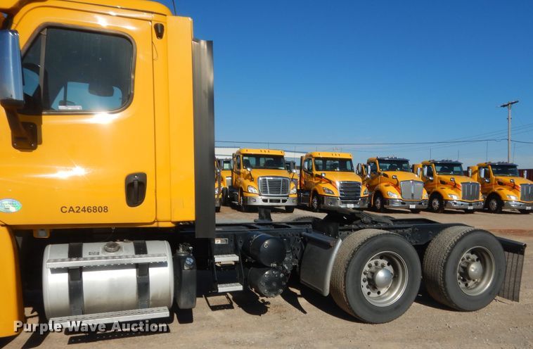 image for item ET9186 2016 Freightliner Cascadia 125  semi truck