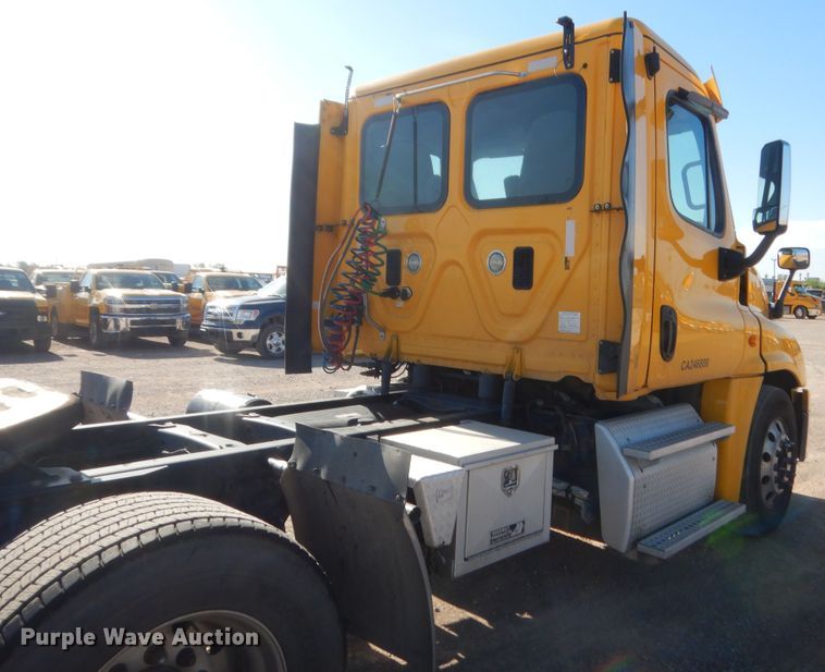 image for item ET9186 2016 Freightliner Cascadia 125  semi truck