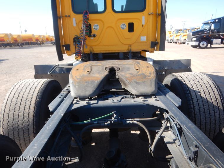 image for item ET9186 2016 Freightliner Cascadia 125  semi truck