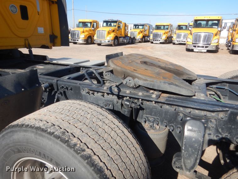 image for item ET9186 2016 Freightliner Cascadia 125  semi truck