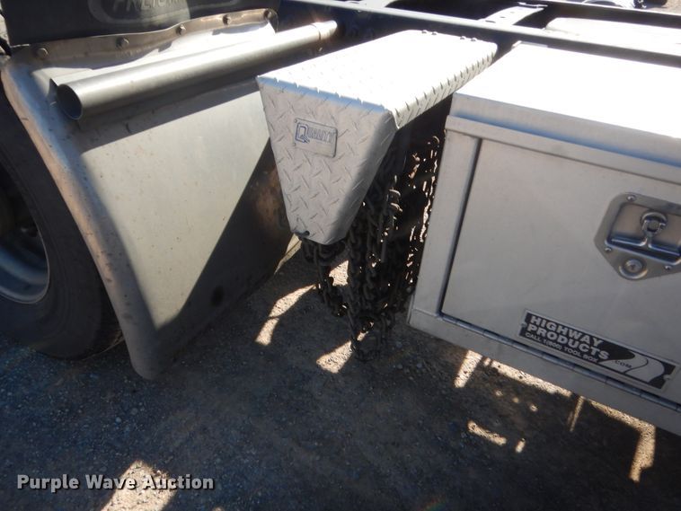 image for item ET9186 2016 Freightliner Cascadia 125  semi truck