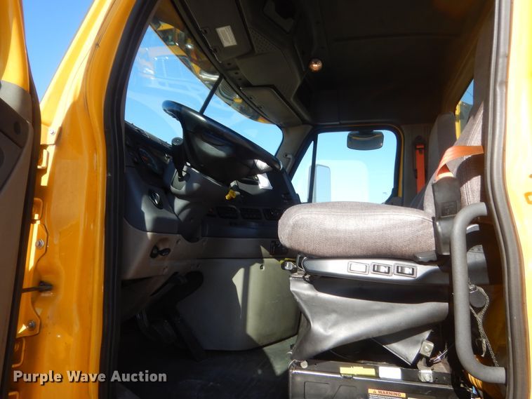 image for item ET9186 2016 Freightliner Cascadia 125  semi truck