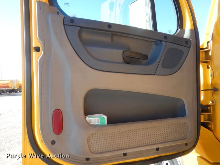 image for item ET9186 2016 Freightliner Cascadia 125  semi truck