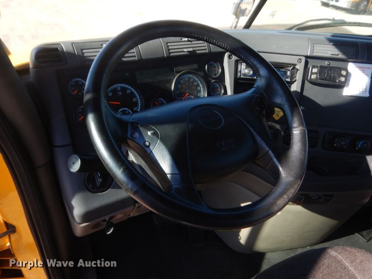 image for item ET9186 2016 Freightliner Cascadia 125  semi truck