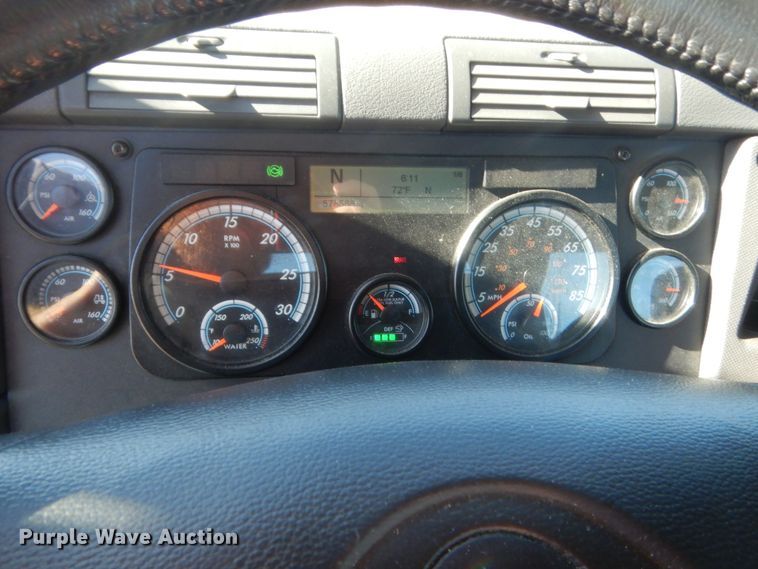 image for item ET9186 2016 Freightliner Cascadia 125  semi truck