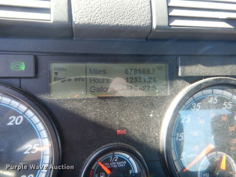 image for item ET9186 2016 Freightliner Cascadia 125  semi truck