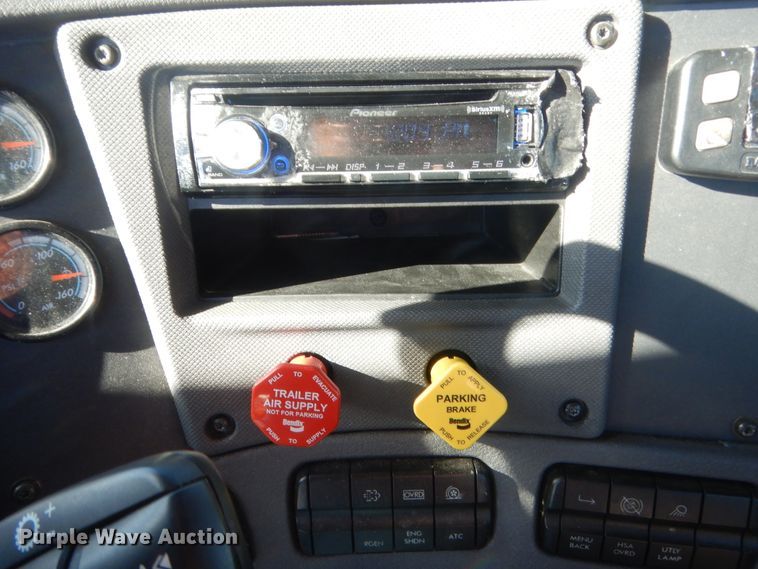 image for item ET9186 2016 Freightliner Cascadia 125  semi truck