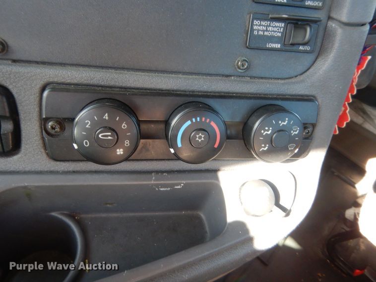 image for item ET9186 2016 Freightliner Cascadia 125  semi truck