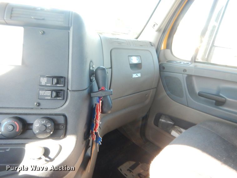 image for item ET9186 2016 Freightliner Cascadia 125  semi truck