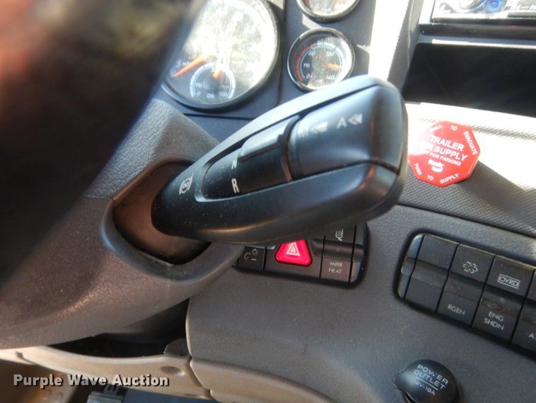 image for item ET9186 2016 Freightliner Cascadia 125  semi truck