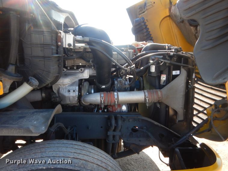 image for item ET9186 2016 Freightliner Cascadia 125  semi truck