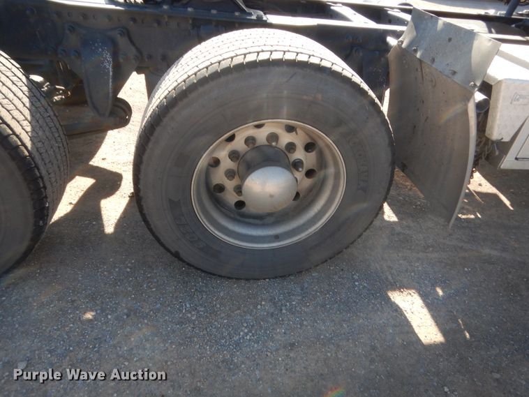 image for item ET9186 2016 Freightliner Cascadia 125  semi truck