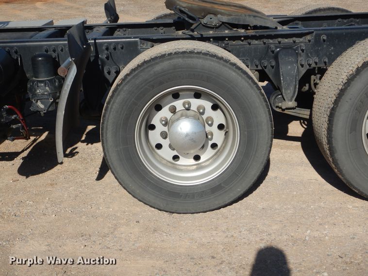 image for item ET9186 2016 Freightliner Cascadia 125  semi truck