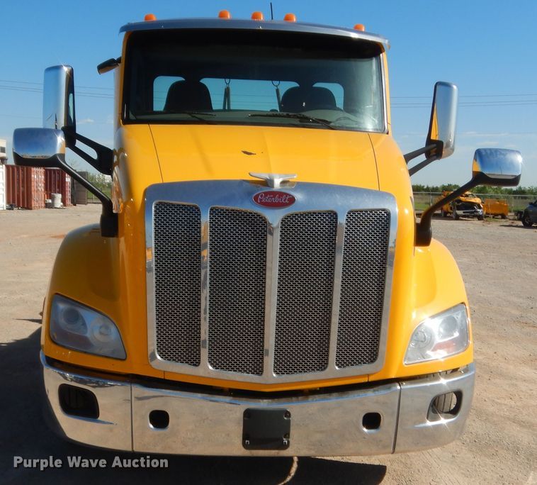 image for item ET9187 2016 Peterbilt 579  semi truck