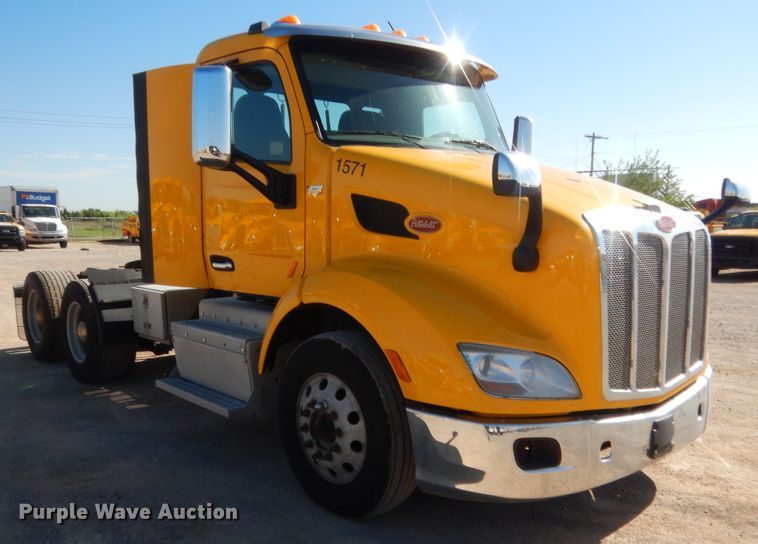 image for item ET9187 2016 Peterbilt 579  semi truck