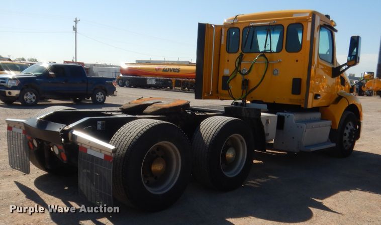 image for item ET9187 2016 Peterbilt 579  semi truck