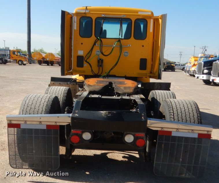 image for item ET9187 2016 Peterbilt 579  semi truck