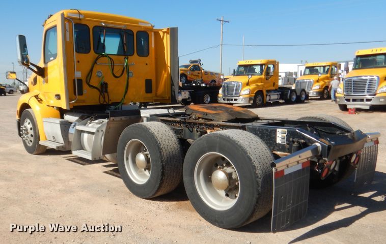 image for item ET9187 2016 Peterbilt 579  semi truck