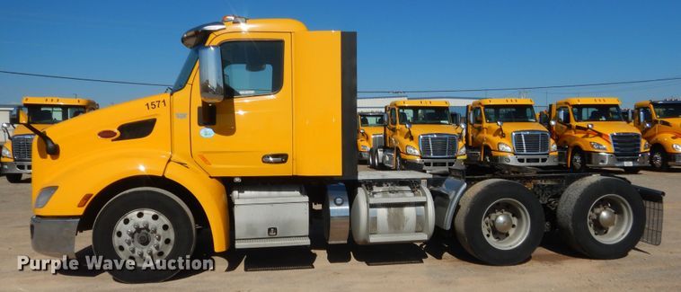 image for item ET9187 2016 Peterbilt 579  semi truck