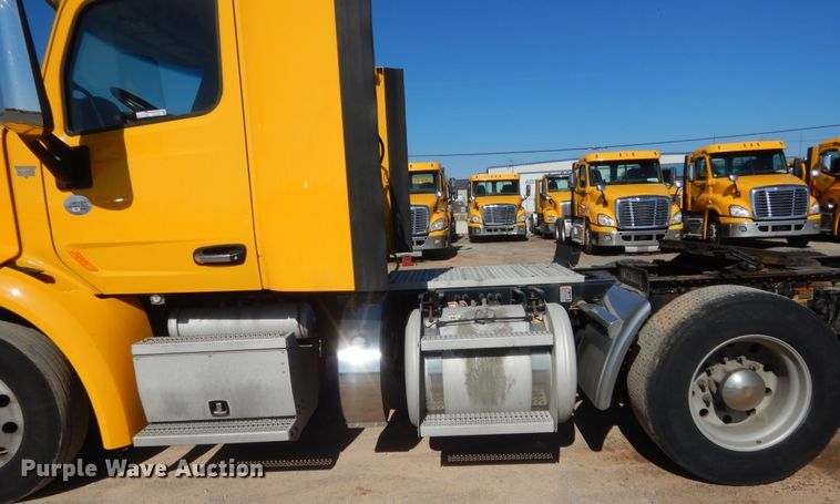 image for item ET9187 2016 Peterbilt 579  semi truck