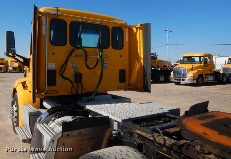 image for item ET9187 2016 Peterbilt 579  semi truck