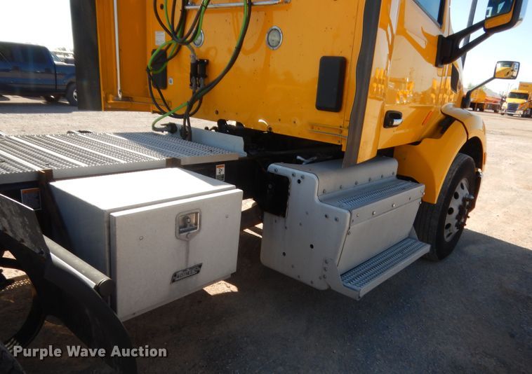 image for item ET9187 2016 Peterbilt 579  semi truck